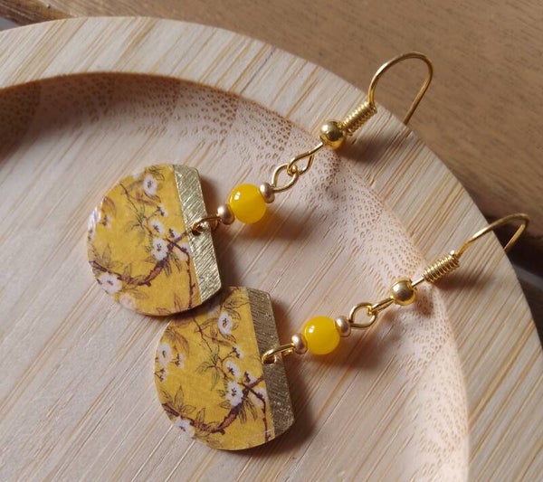 Boucles d'oreilles fleuries jaune moutarde