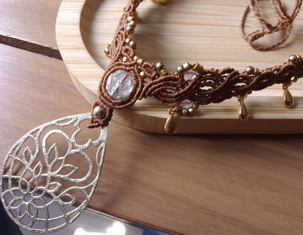 Collier ethnique noisette et or