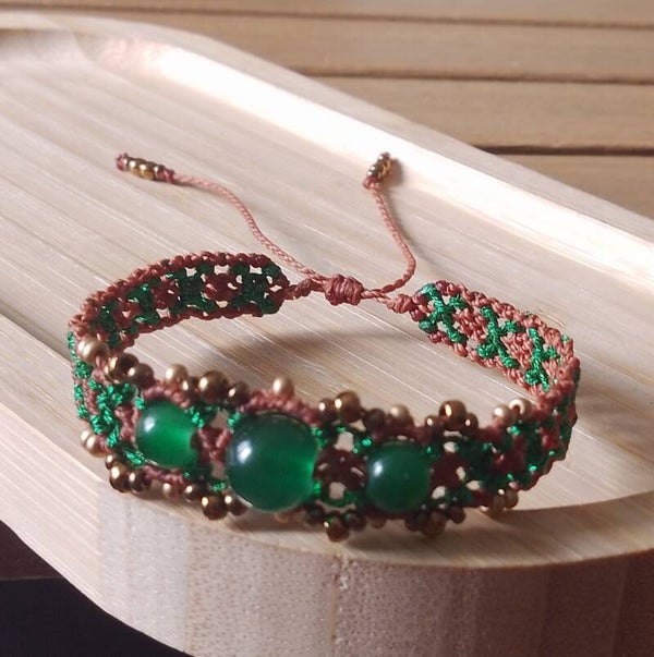 Bracelet perles et macramé vert et marron