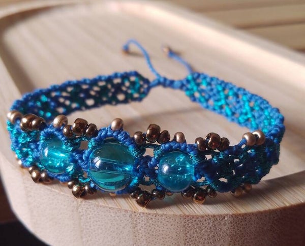 Bracelet perles et macramé bleu et marine