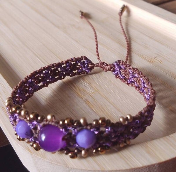 Bracelet perles et macramé violet et marron foncé