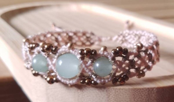 Bracelet perles et macramé beige et vert d'eau