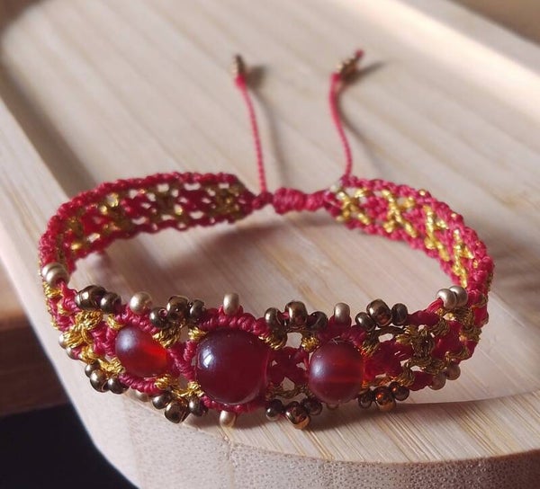 Bracelet perles et macramé rouge et doré