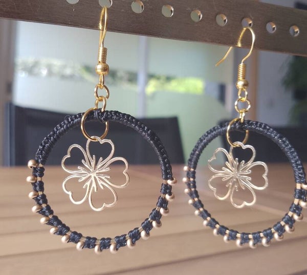 Boucles d'oreilles fleurs de cerisier noir et doré
