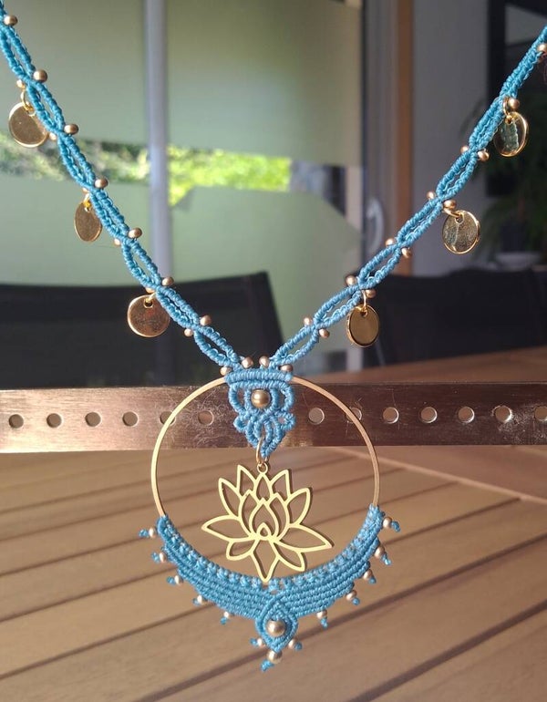 Collier fleur de lotus bleu