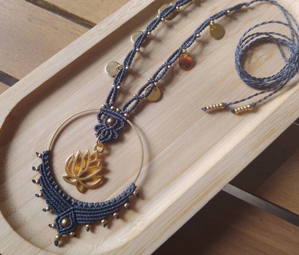 Collier fleur de lotus gris ardoise