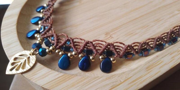 Collier fin marron et bleu nuit