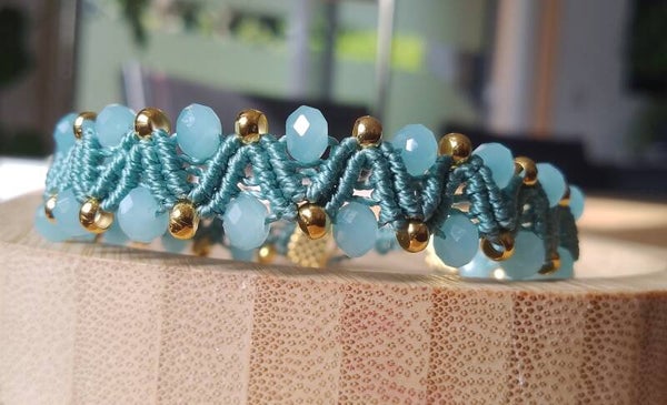 Bracelet perles et macramé bleu clair et pastel