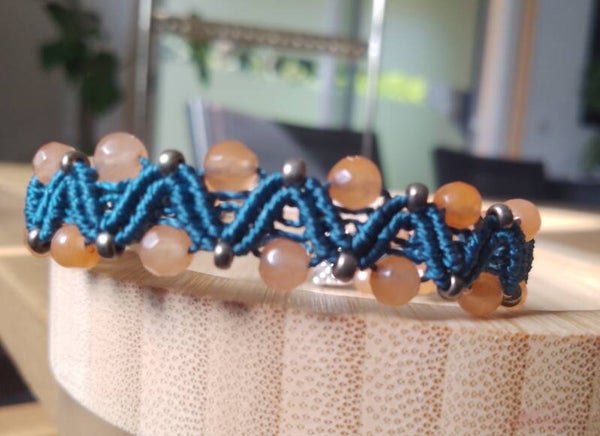 Bracelet perles et macramé bleu pétrole et abricot