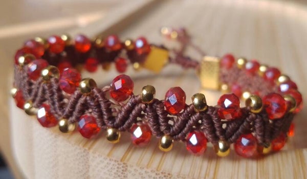 Bracelet perles et macramé marron et rouge