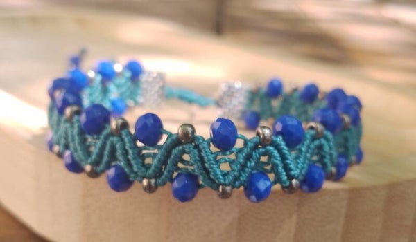 Bracelet perles et macramé outremer et indigo