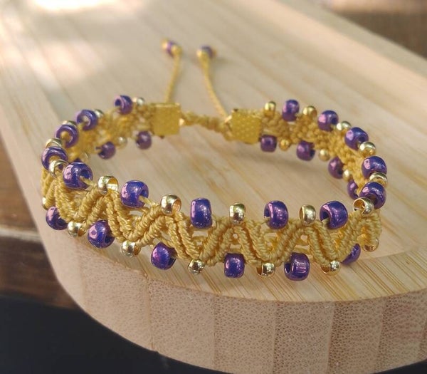 Bracelet perles et macramé jaune et violet