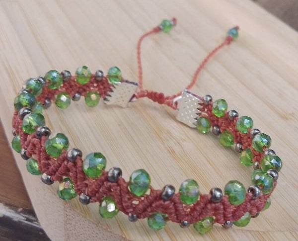 Bracelet perles et macramé terra cotta et vert pomme