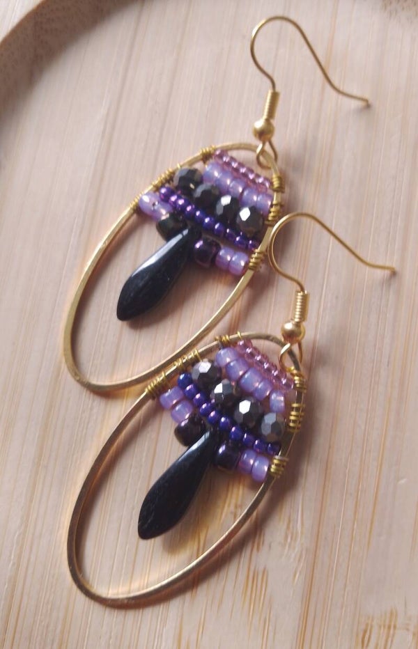 Boucles d'oreilles perlées violet et noir