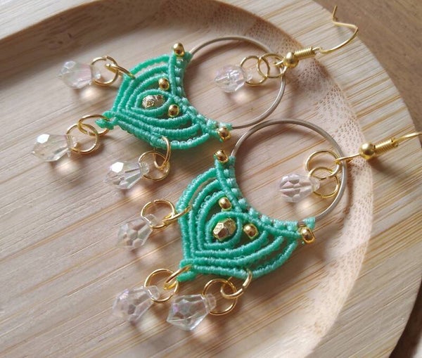 Longues boucles d'oreilles menthe et transparent