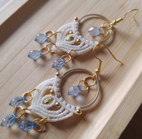 Longues boucles d'oreilles blanc et bleu ciel