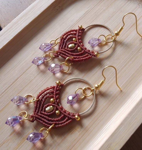 Longues boucles d'oreilles acajou et lilas