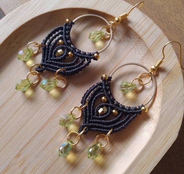 Longues boucles d'oreilles noir et vert pomme