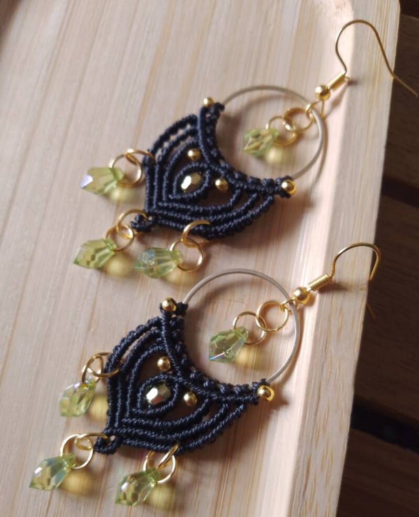 Longues boucles d'oreilles noir et vert