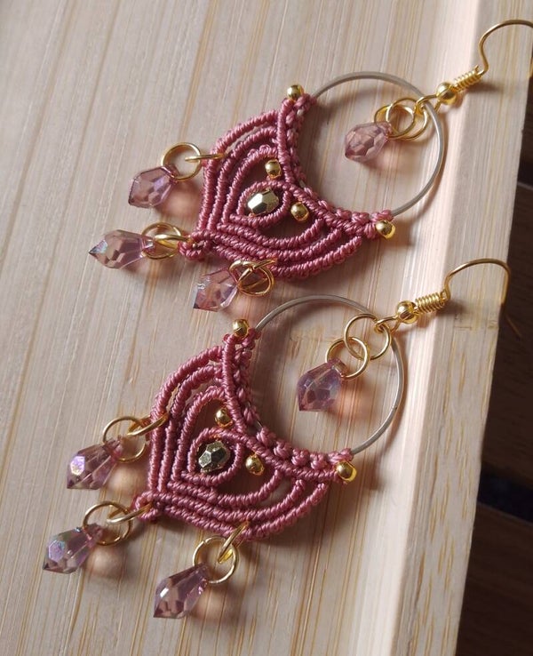 Longues boucles d'oreilles rose poudré et parme