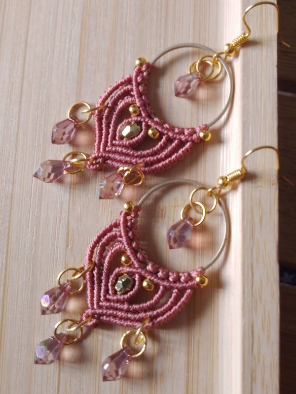 Longues boucles d'oreilles rose poudré et parme