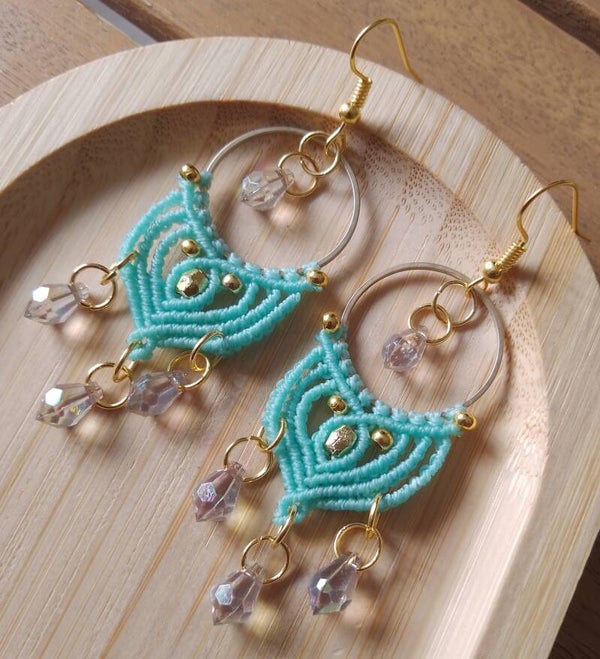Longues boucles d'oreilles bleu pastel et gris