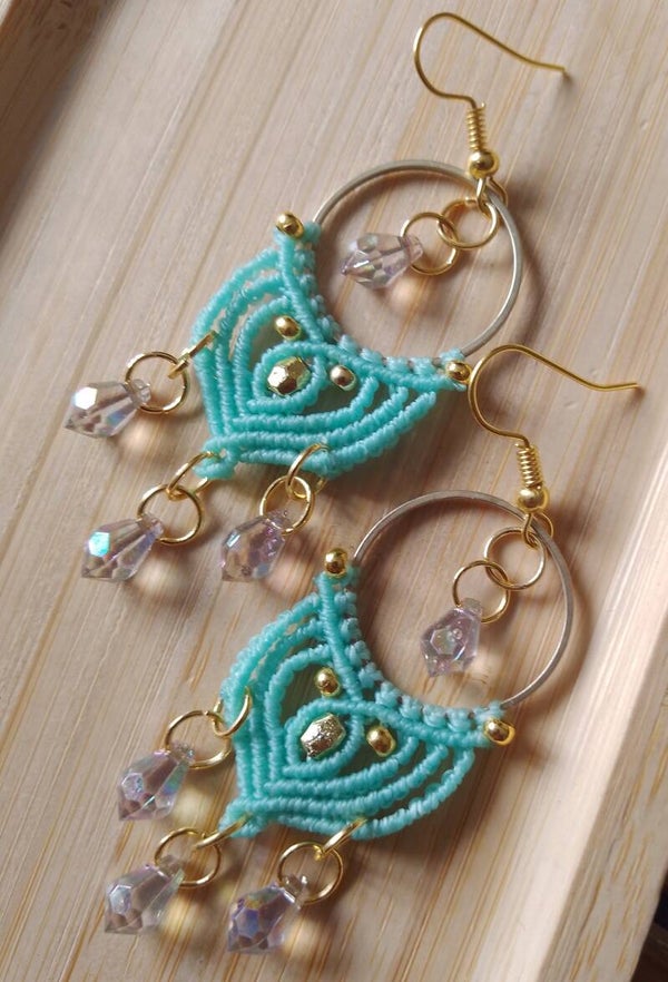 Longues boucles d'oreilles bleu pastel et gris