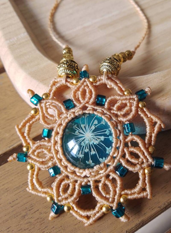 Collier avec pendentif mandala beige et bleu