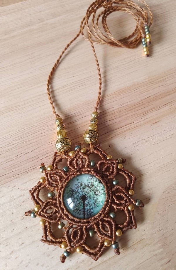 Collier avec pendentif mandala noisette et vert d'eau