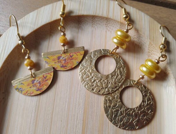 Duo de boucles d'oreilles jaune et or