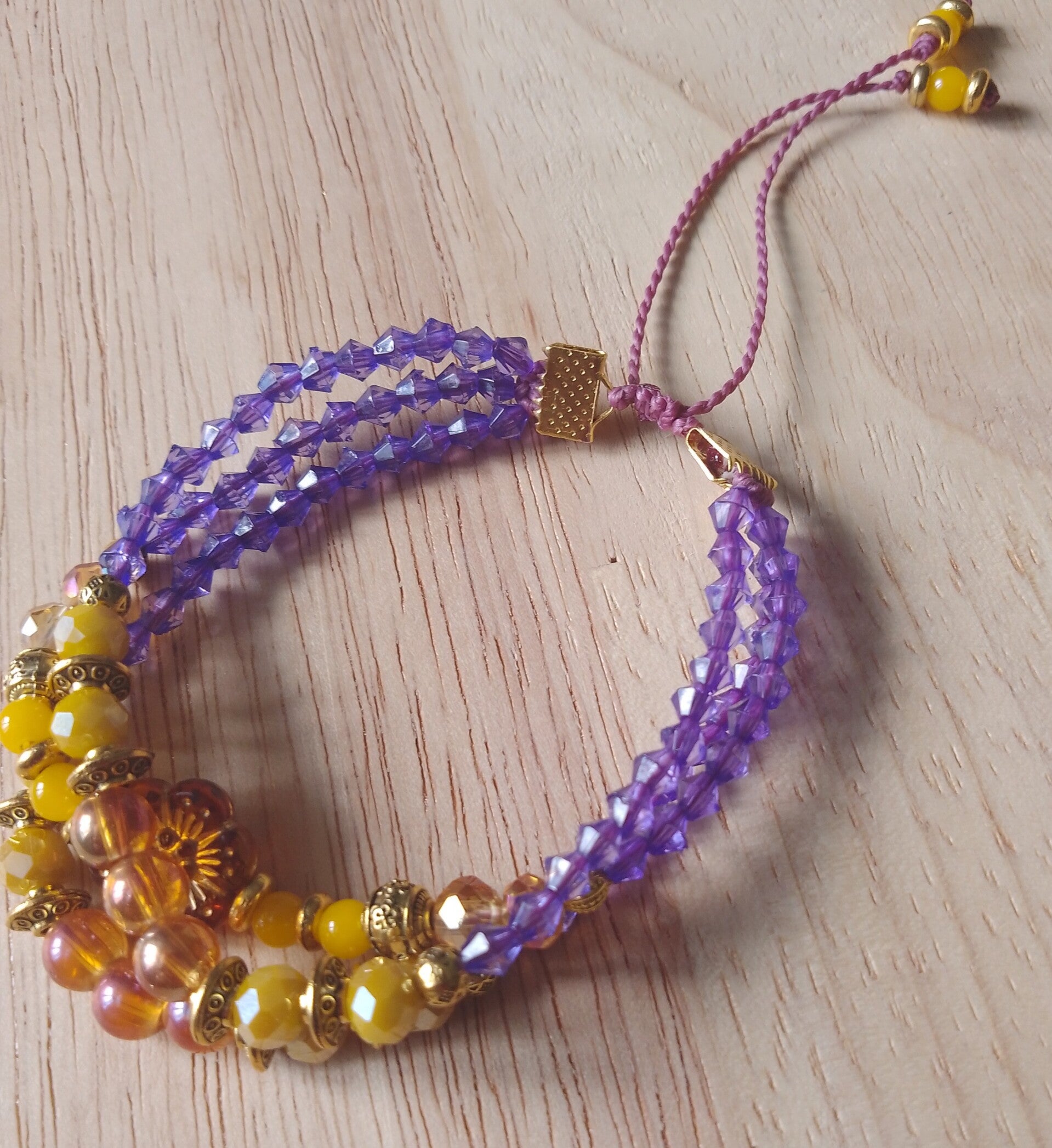 Bracelet de perles orange, jaune et violet