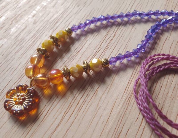 Collier de perles orange, jaune et violet