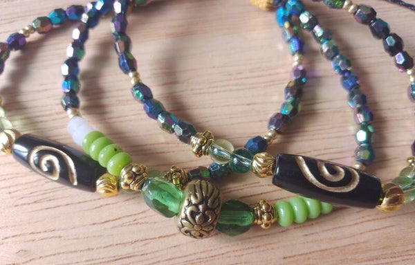 Bracelet de perles noir irisé et vert pomme
