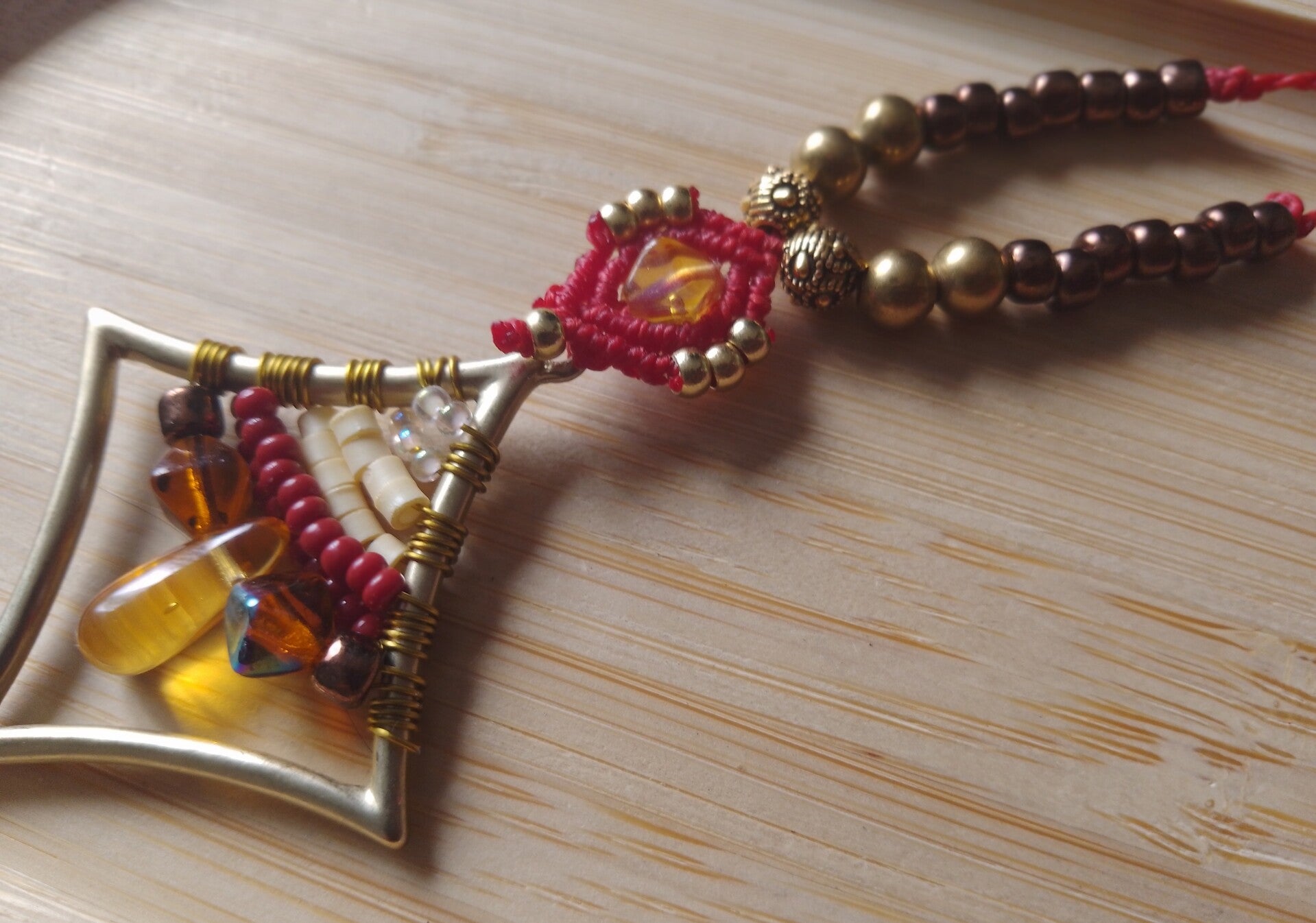 Collier perlé losange bordeaux et ambre