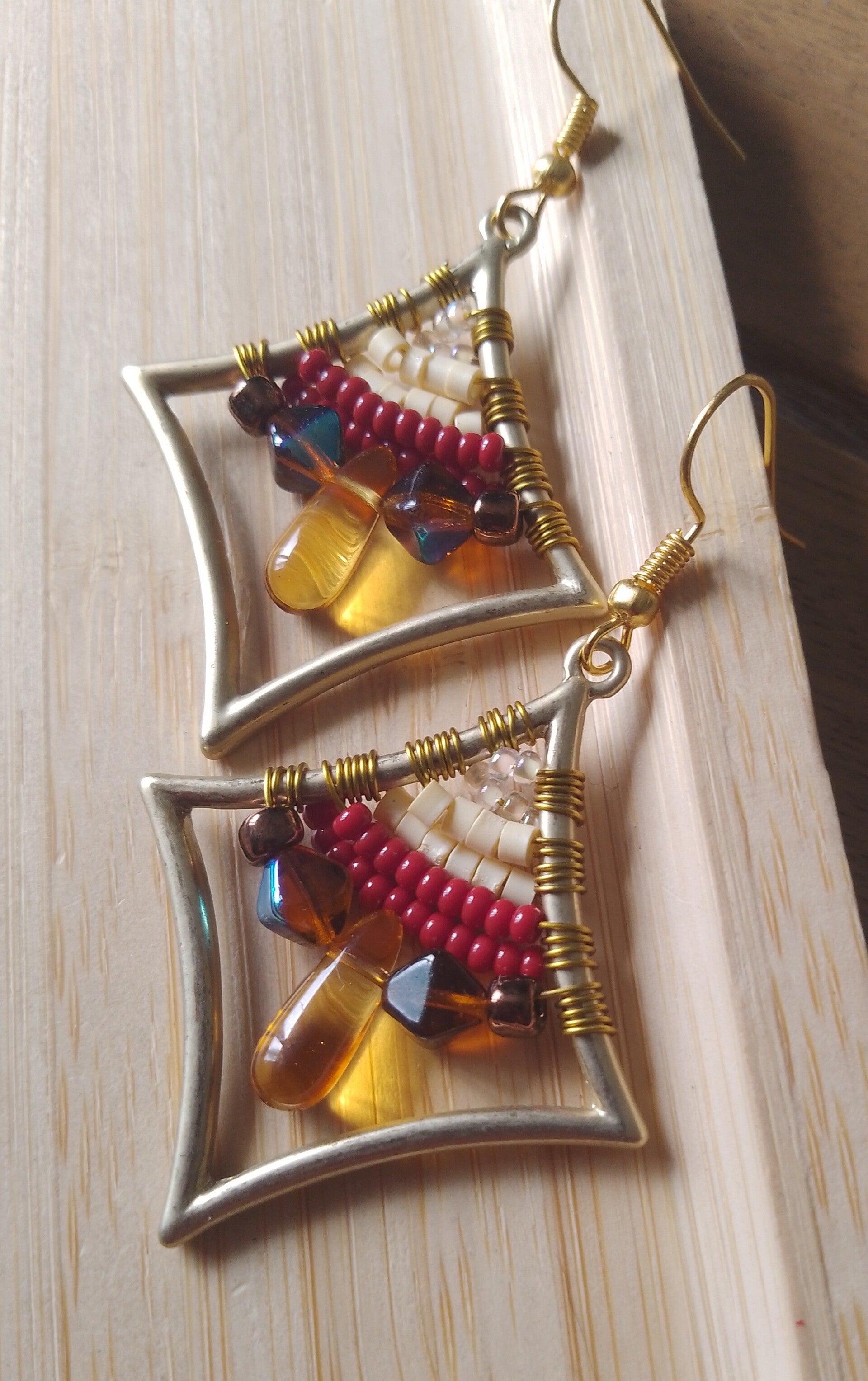 Boucles d'oreilles perlées losanges bordeaux et ambre
