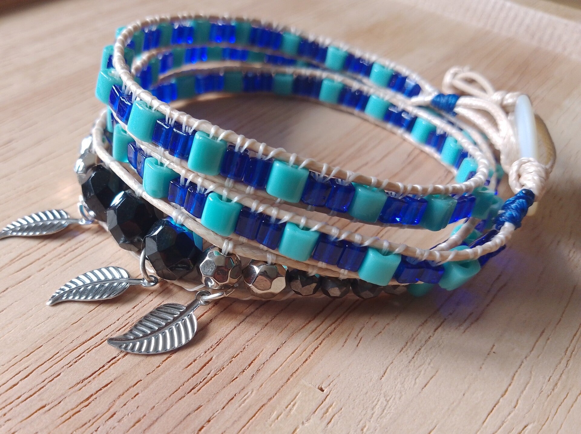 Bracelet de perles à enrouler bleu clair et bleu nuit