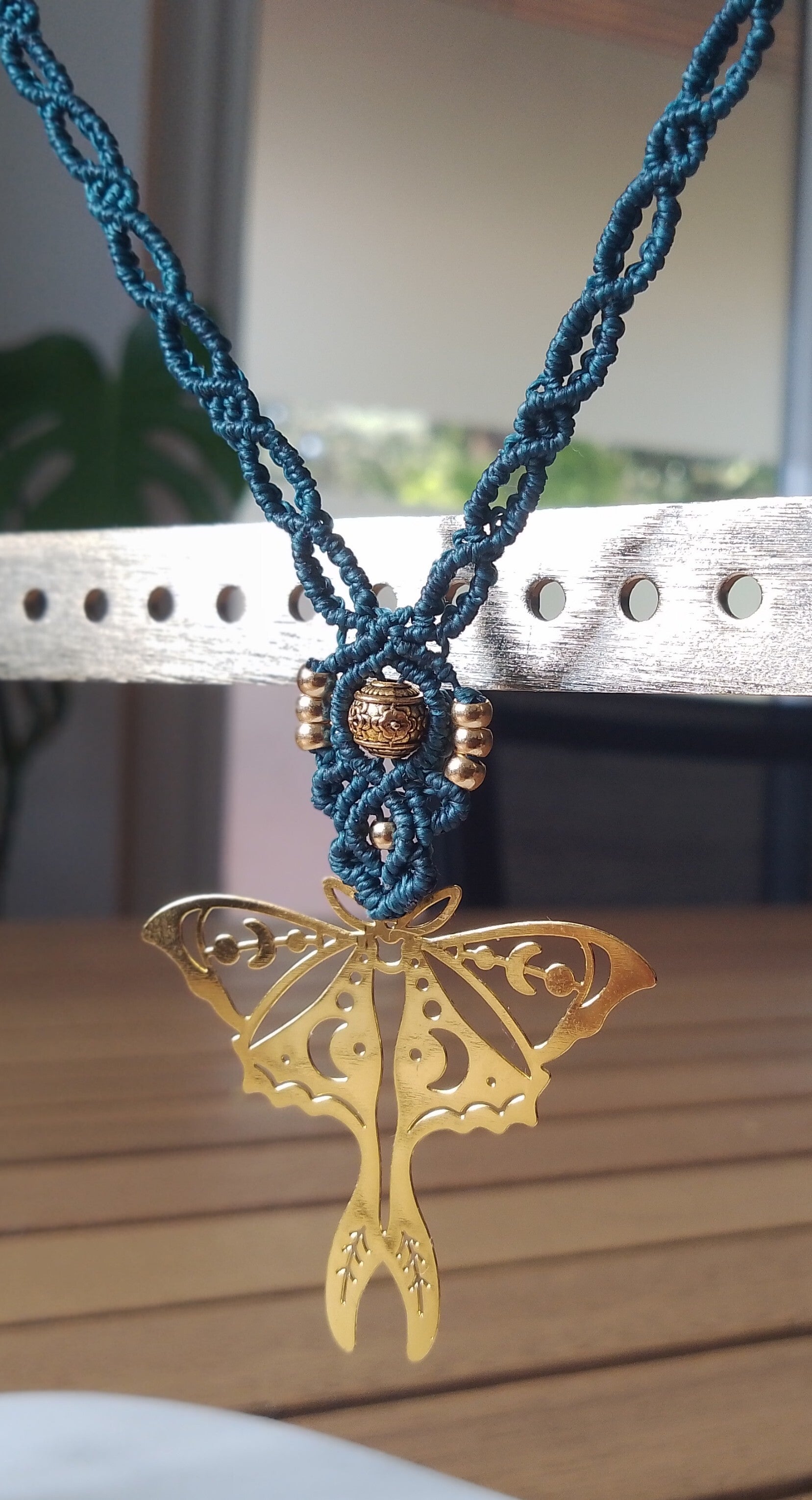 Collier fin bleu vert papillon