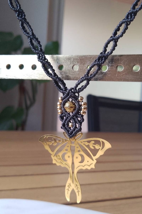 Collier fin noir papillon