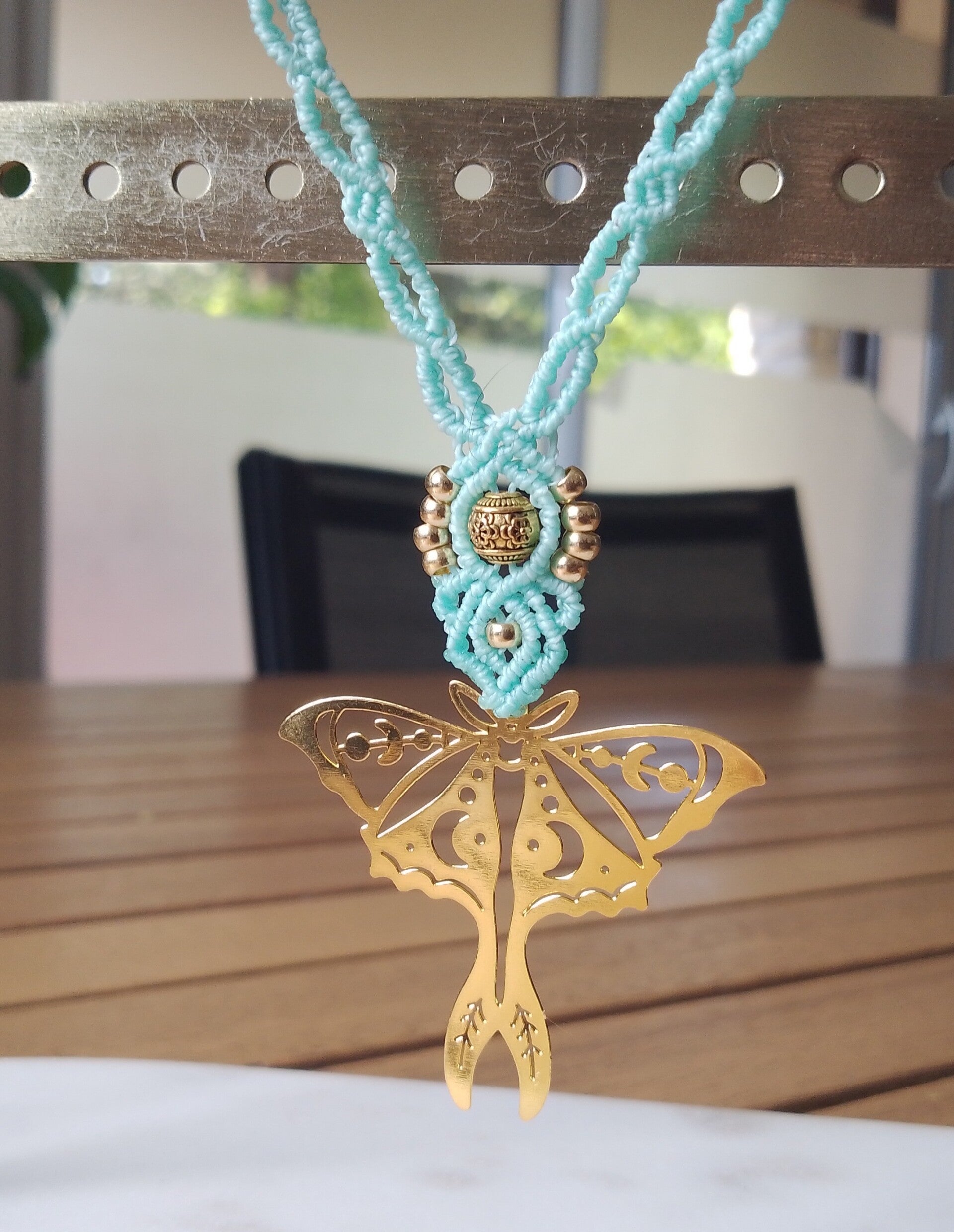 Collier fin bleu pastel papillon