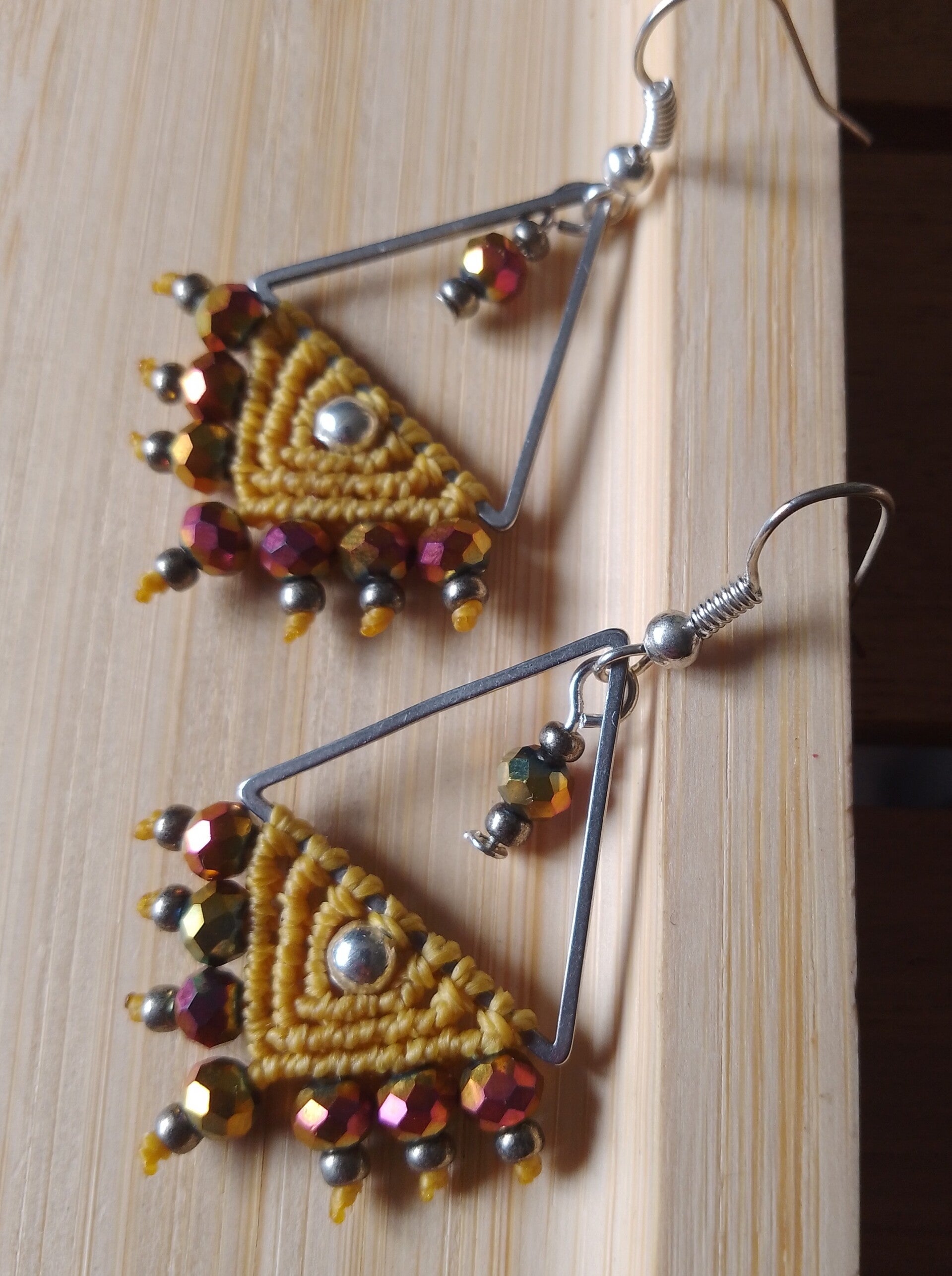 Boucles d'oreilles triangle jaune moutarde