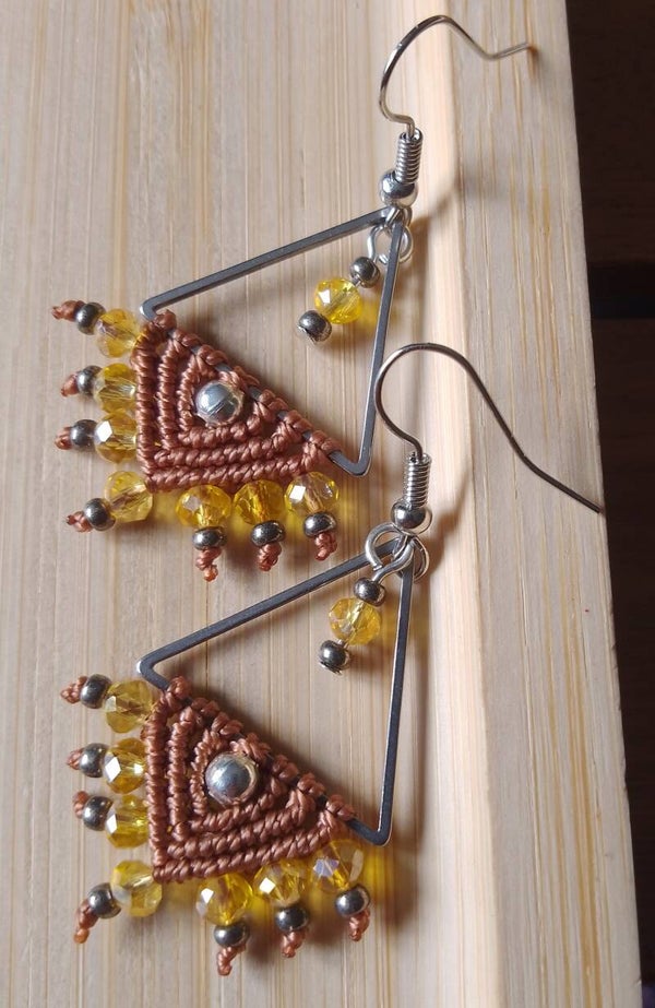 Boucles d'oreilles triangle noisette et jaune