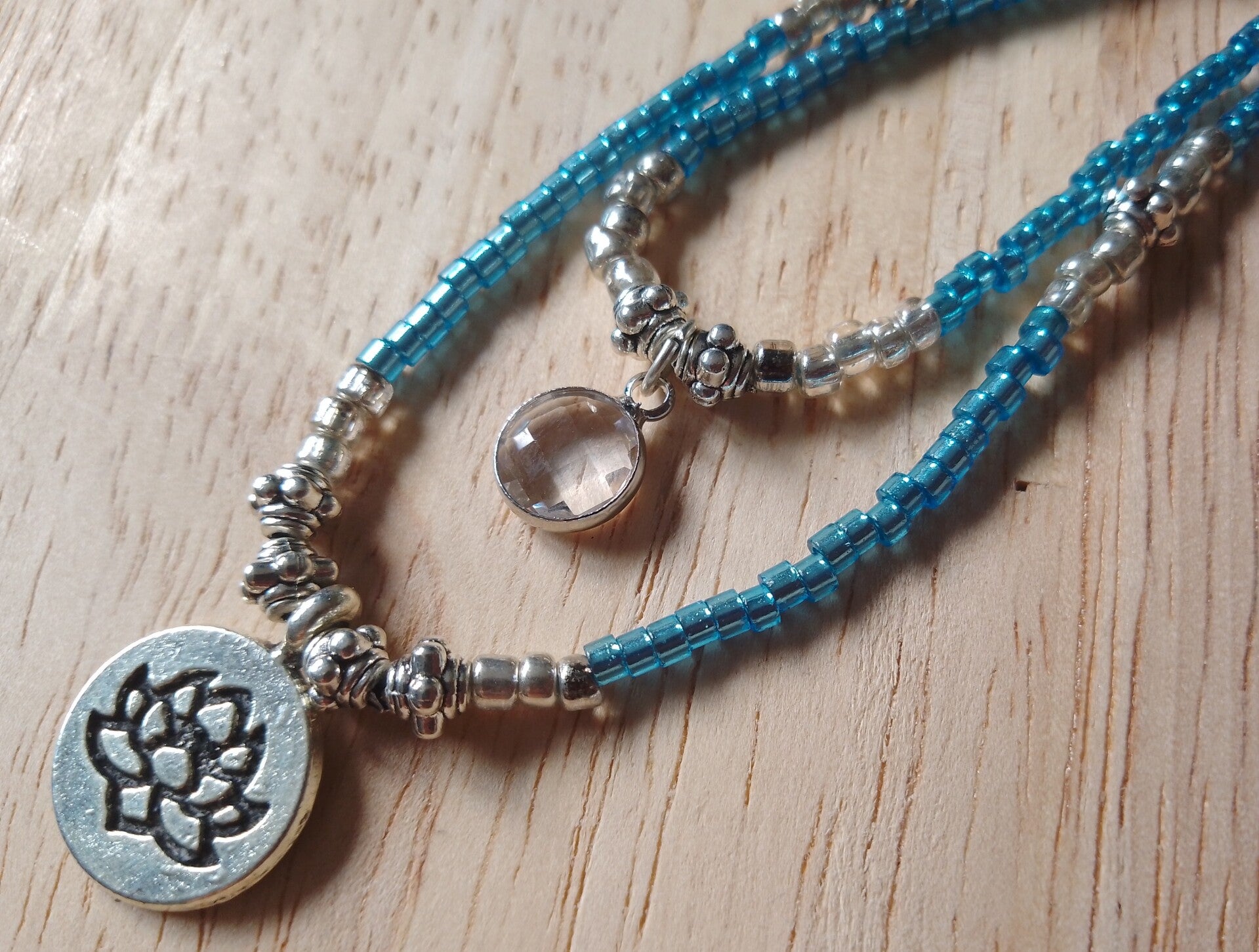 Collier de perles fleur de lotus bleu ciel