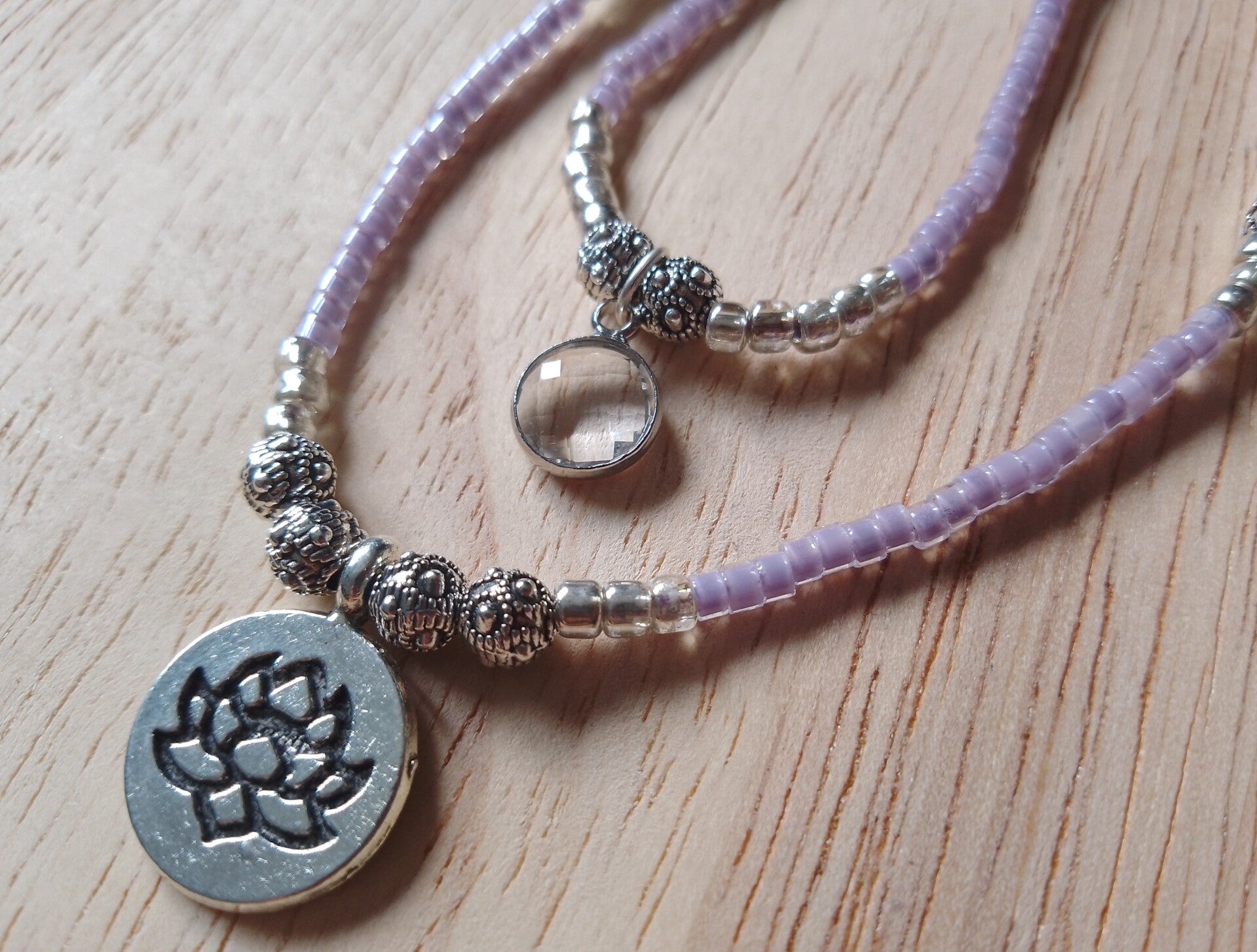 Collier de perles fleur de lotus lilas