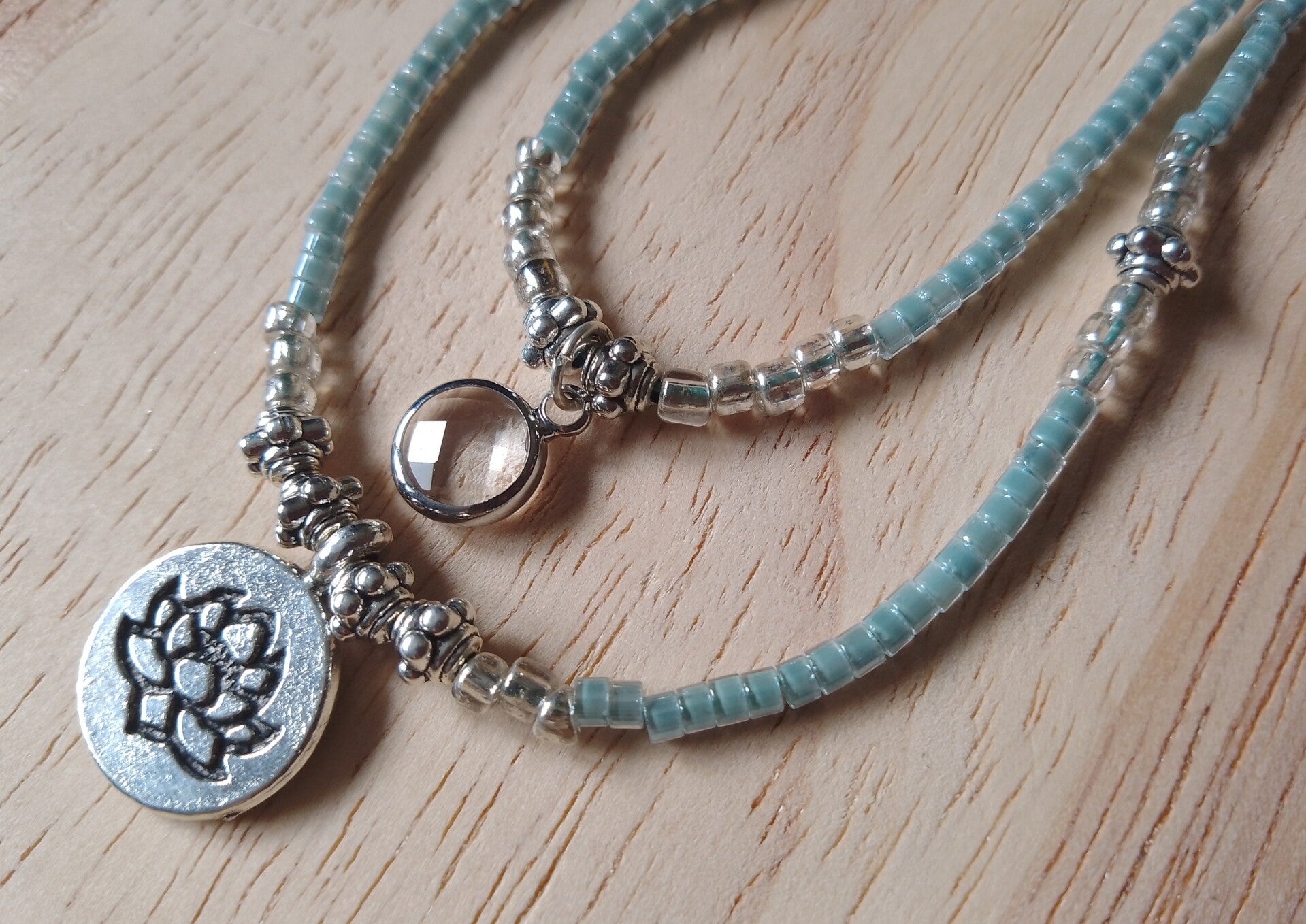 Collier de perles fleur de lotus bleu gris