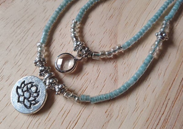 Collier de perles fleur de lotus bleu gris