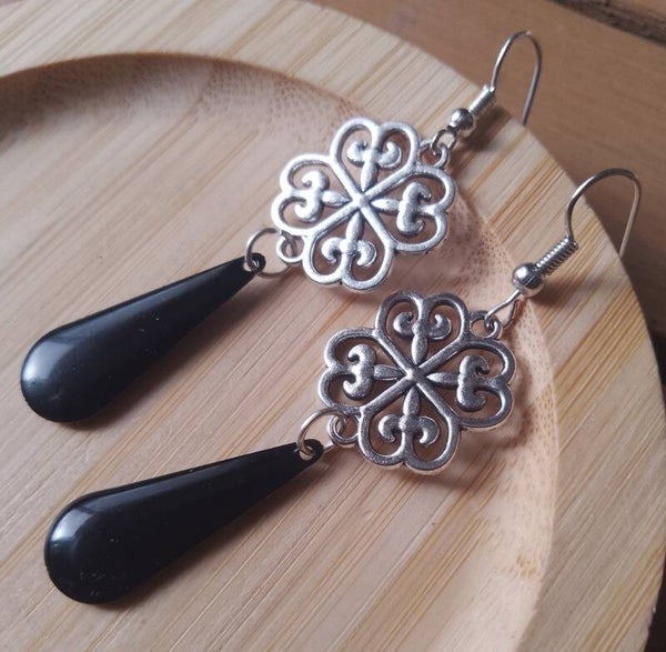 Boucles d'oreilles trèfles argentés et gouttes noires