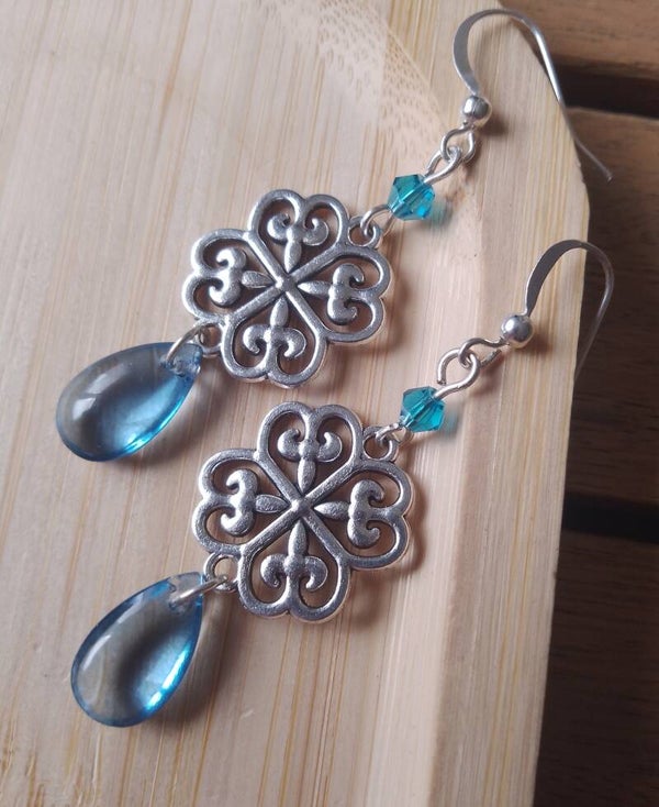 Boucles d'oreilles trèfles argentés et gouttes bleues