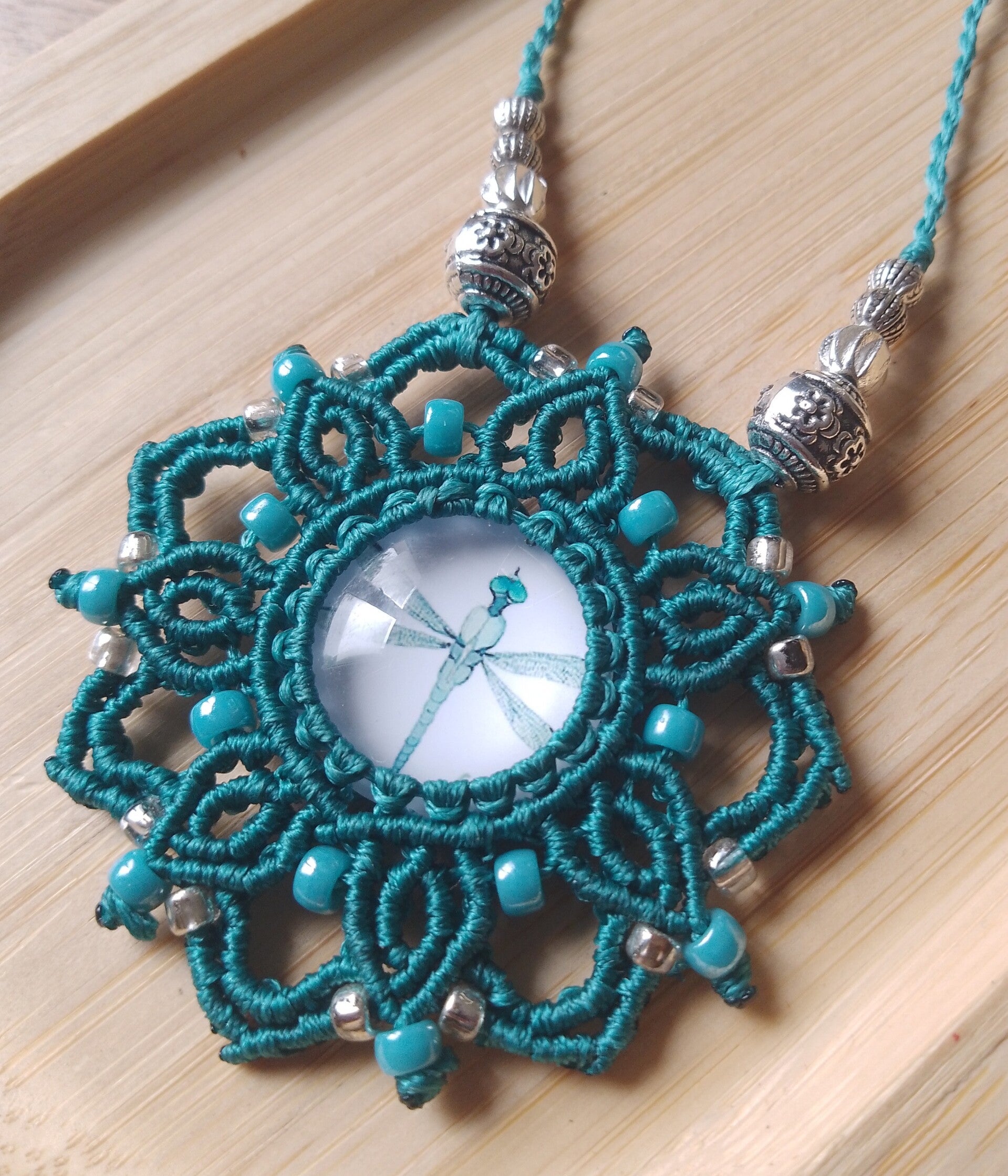 Collier avec pendentif mandala bleu-vert libellule
