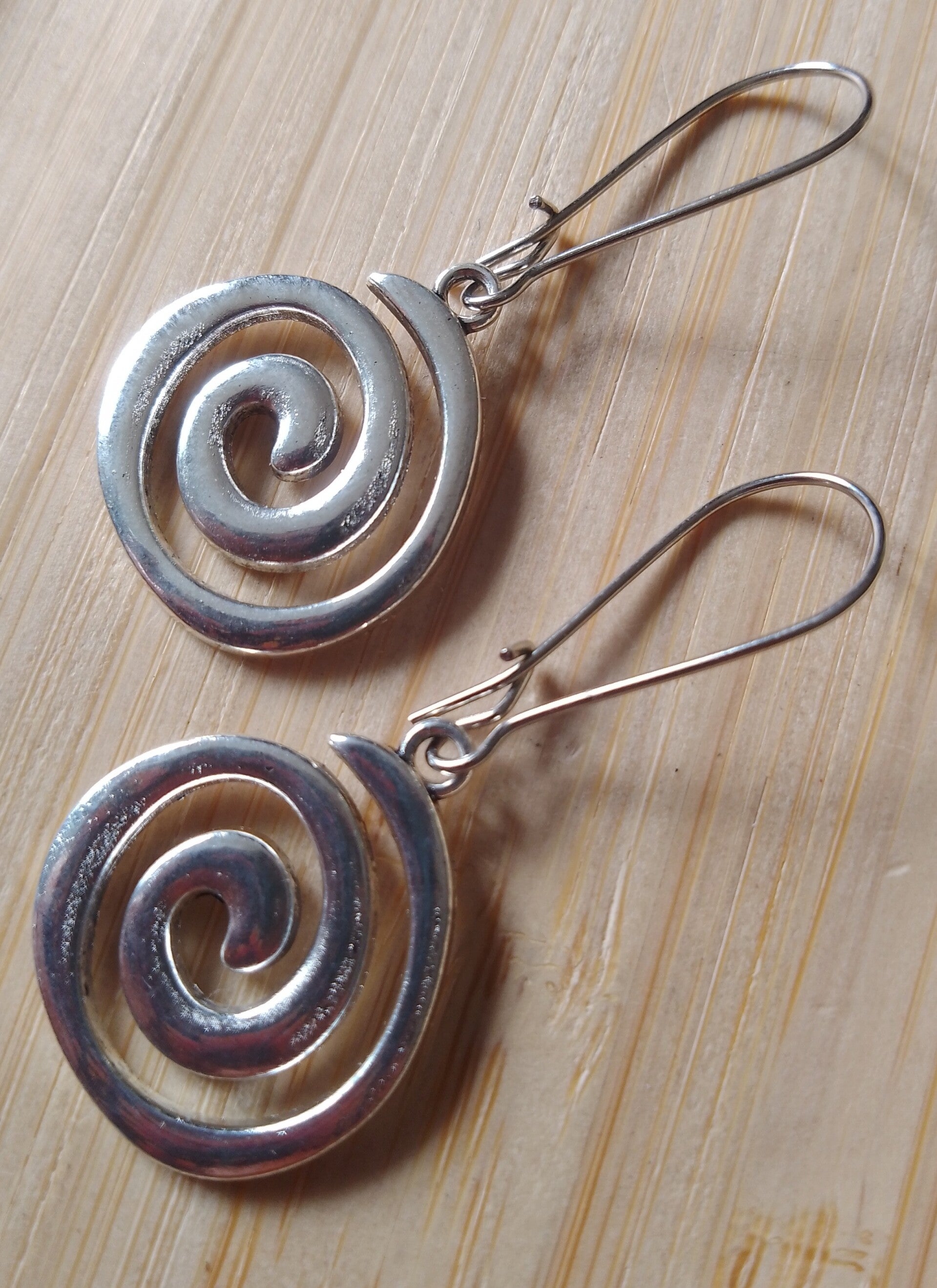 Boucles d'oreilles spirales argentées