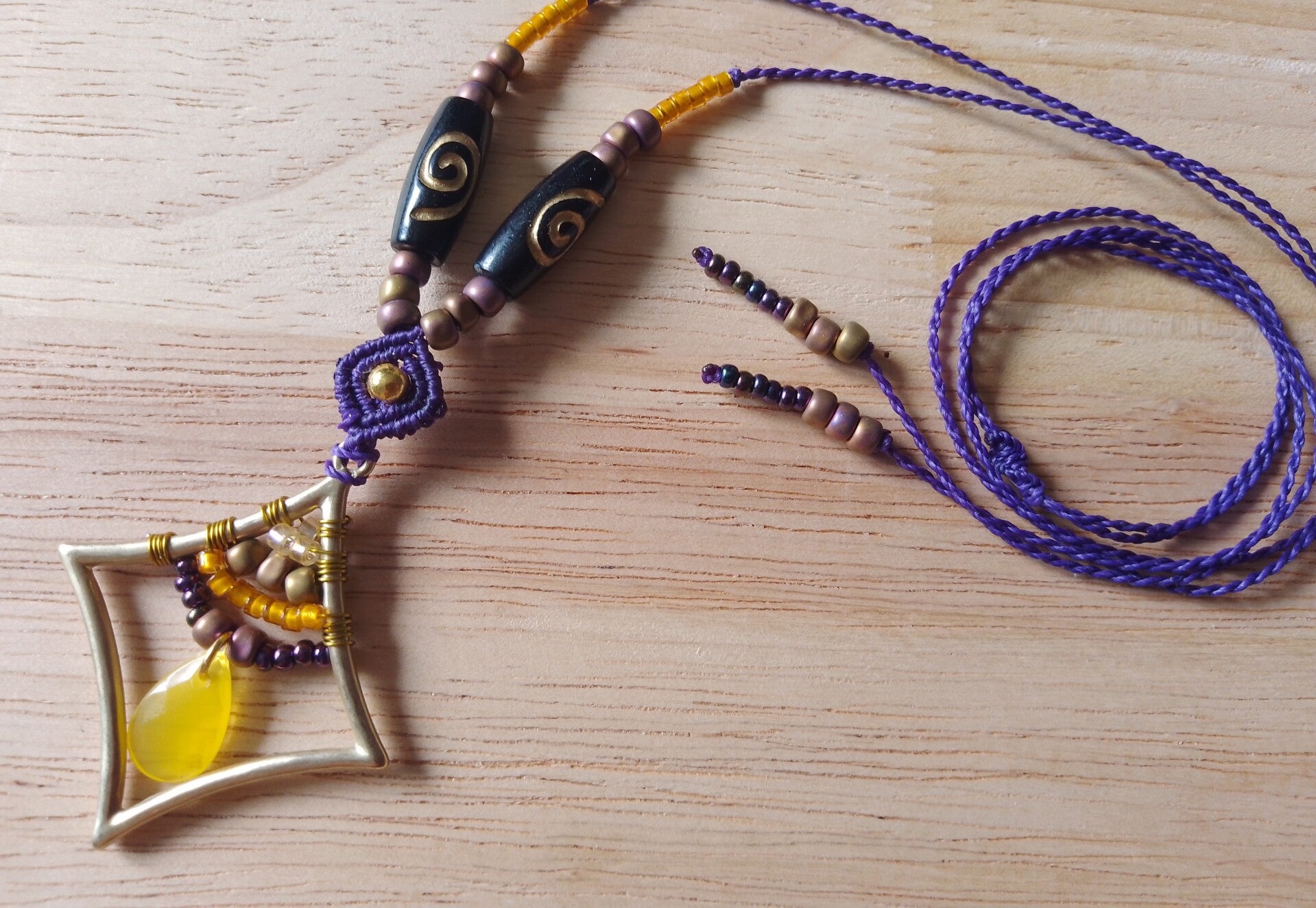 Collier perlé losange jaune et violet